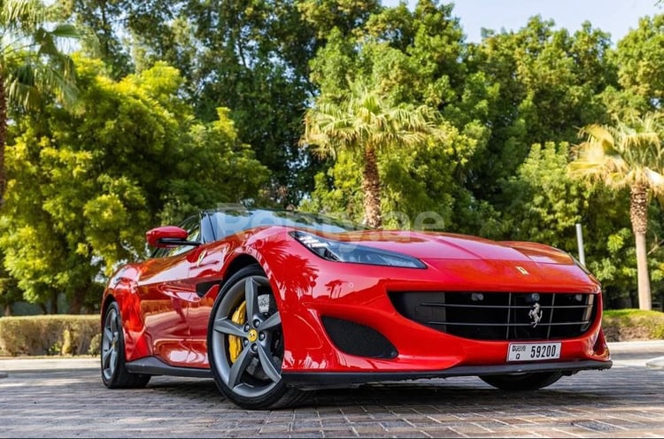 Rouge Ferrari Portofino Rosso en location à Dubai 2