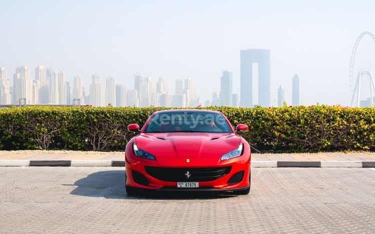 rojo Ferrari Portofino Rosso en alquiler en Dubai