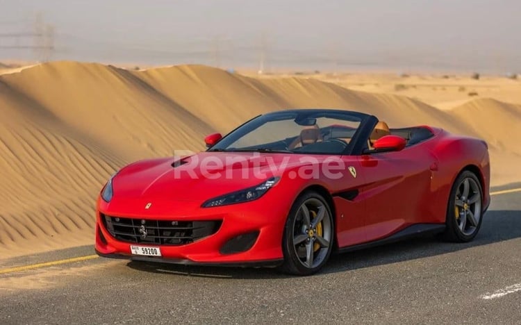 Rouge Ferrari Portofino Rosso en location à Dubai