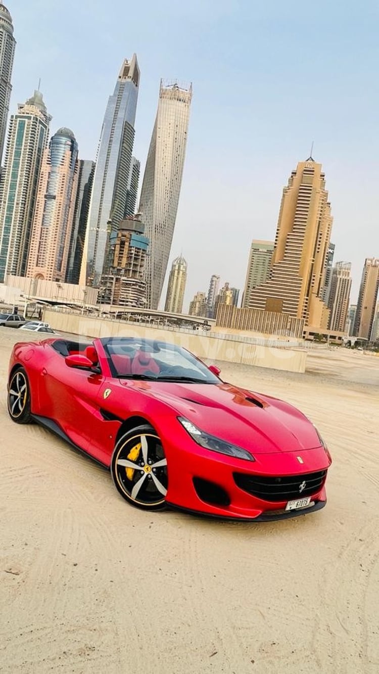 Rouge Ferrari Portofino Rosso en location à Abu-Dhabi 0