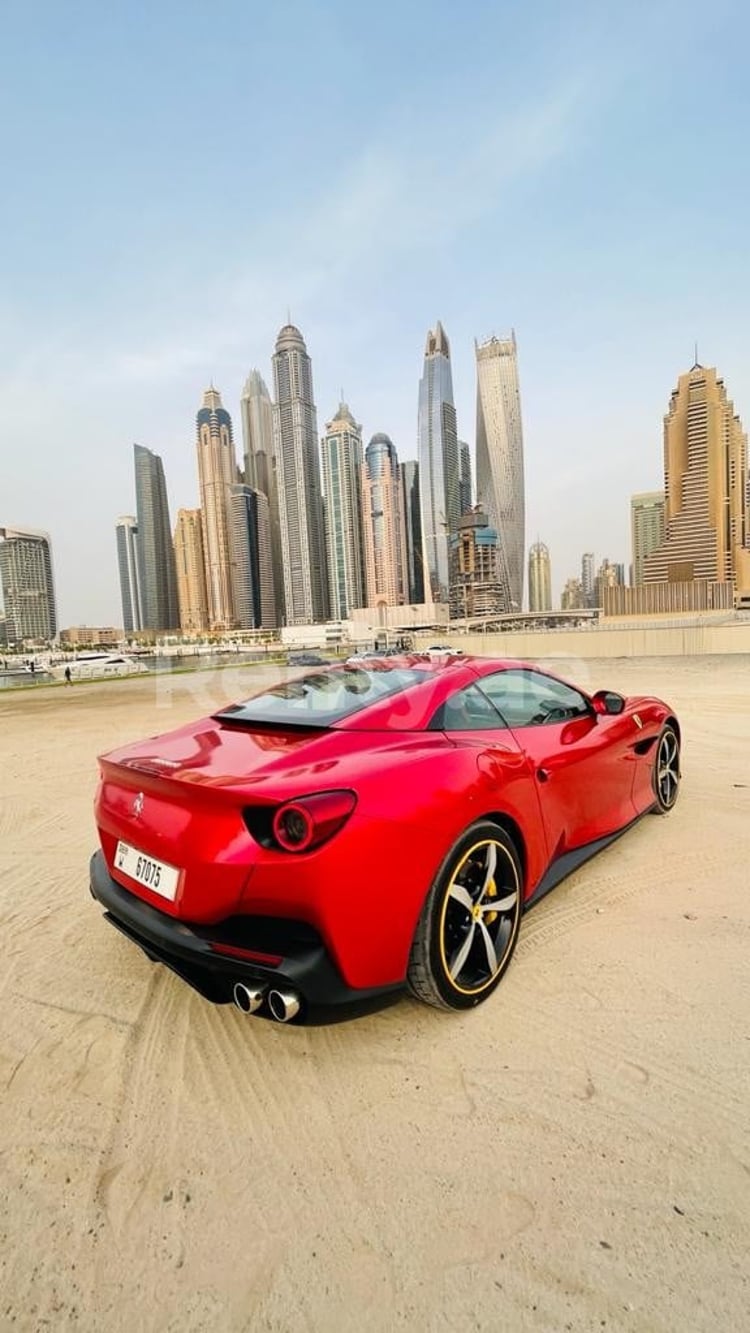 Rot Ferrari Portofino Rosso zur Miete in Sharjah 1