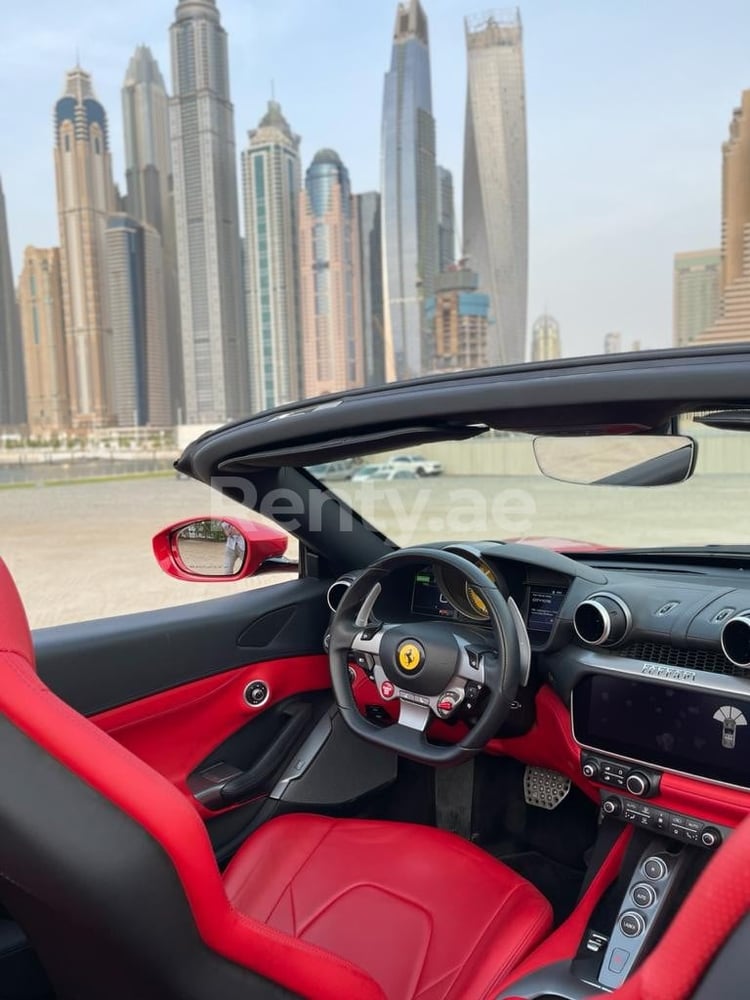 Rouge Ferrari Portofino Rosso en location à Dubai 2