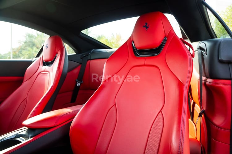 Rot Ferrari Portofino Rosso zur Miete in Dubai 3