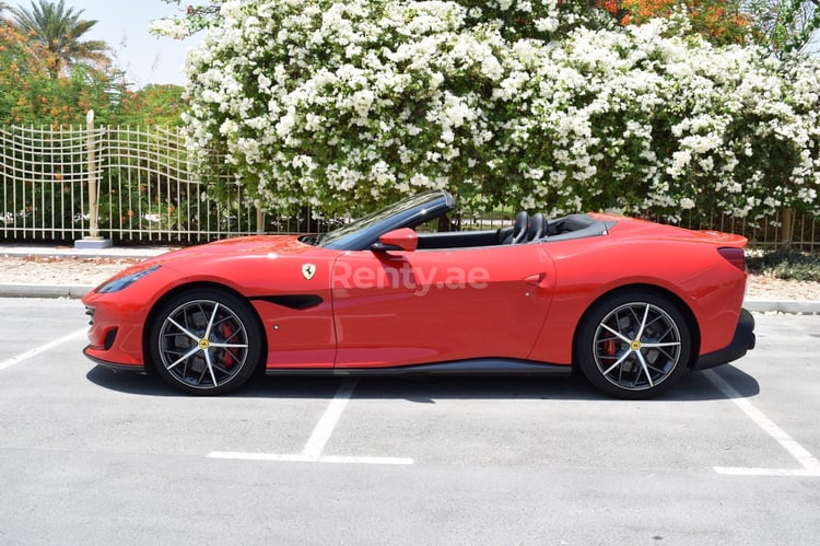 Rosso Ferrari Portofino in affitto a Sharjah 1