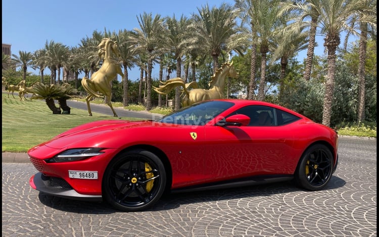 أحمر Ferrari Roma للإيجار في دبي