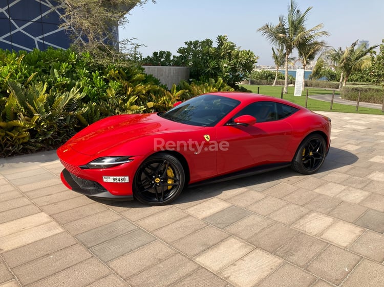 أحمر Ferrari Roma للإيجار في أبو ظبي 2