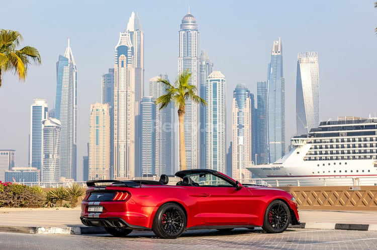 Rouge ZZZ Ford Mustang Cabrio en location à Dubai 2