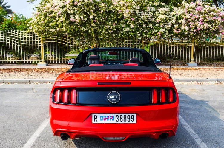 Rouge Ford Mustang Convertible en location à Dubai 2