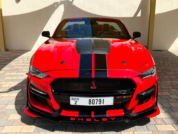 أحمر Ford Mustang V8 CONVERTIBLE GT500 SHELBY KIT للإيجار في دبي 0