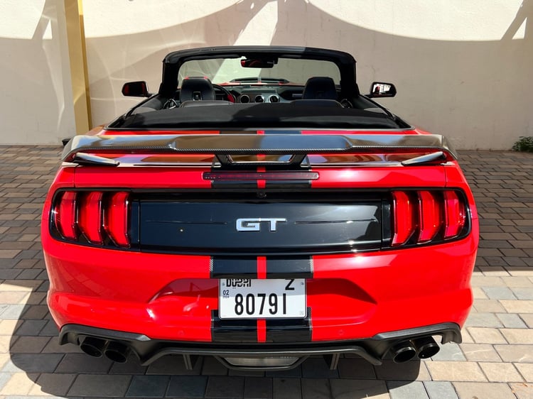 أحمر Ford Mustang V8 CONVERTIBLE GT500 SHELBY KIT للإيجار في أبو ظبي 5