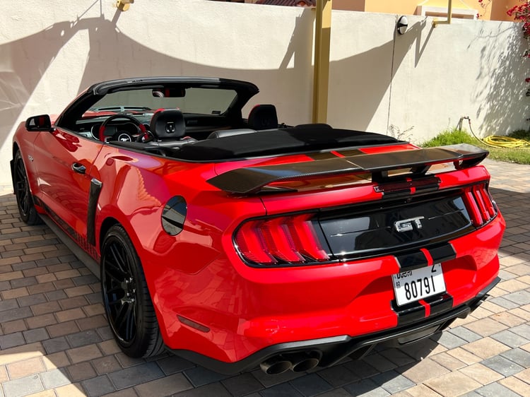 rojo Ford Mustang V8 CONVERTIBLE GT500 SHELBY KIT en alquiler en Dubai 6