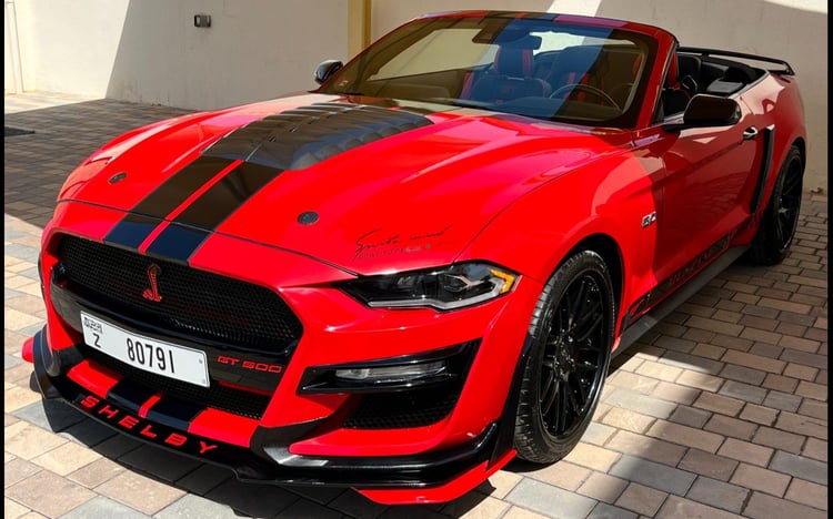 أحمر Ford Mustang V8 CONVERTIBLE GT500 SHELBY KIT للإيجار في الشارقة