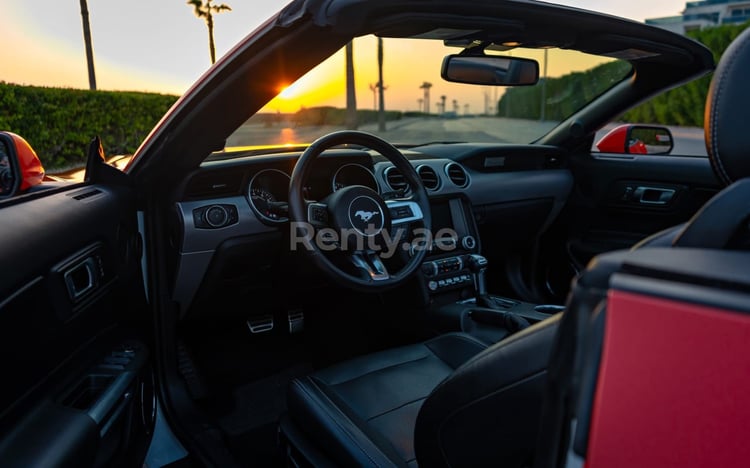 Rosso Ford Mustang Cabrio in affitto a Abu-Dhabi 2