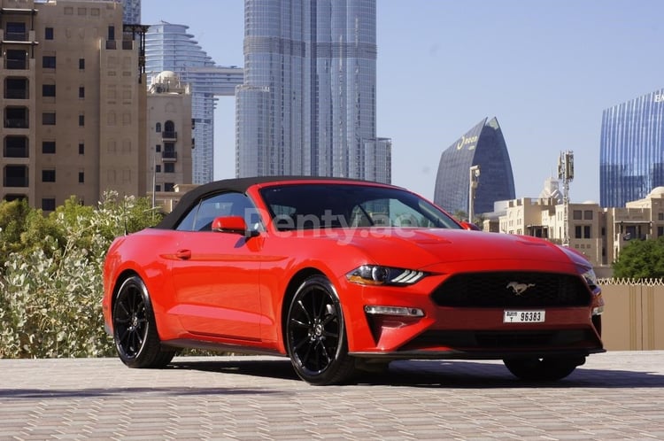 Rot Ford Mustang zur Miete in Dubai 1