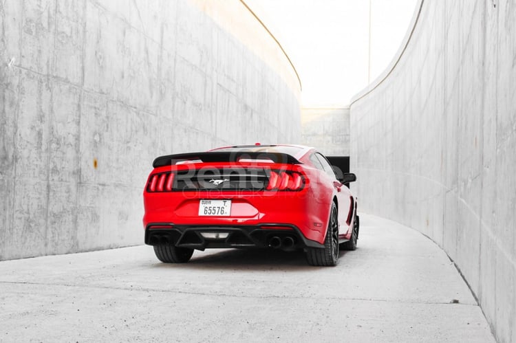 Rot Ford Mustang zur Miete in Dubai 2