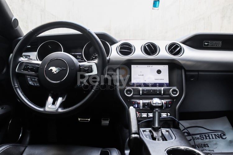 rojo Ford Mustang en alquiler en Sharjah 3