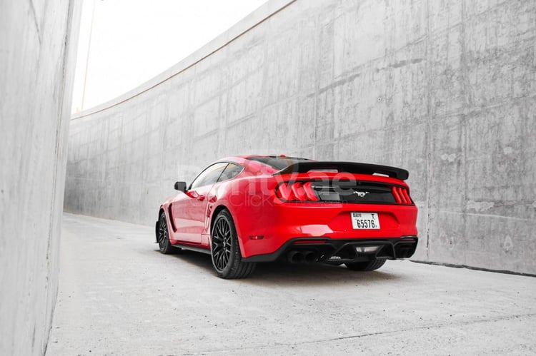 Rosso Ford Mustang in affitto a Dubai 4