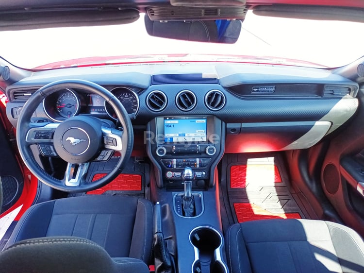 Rouge Ford Mustang en location à Dubai 2