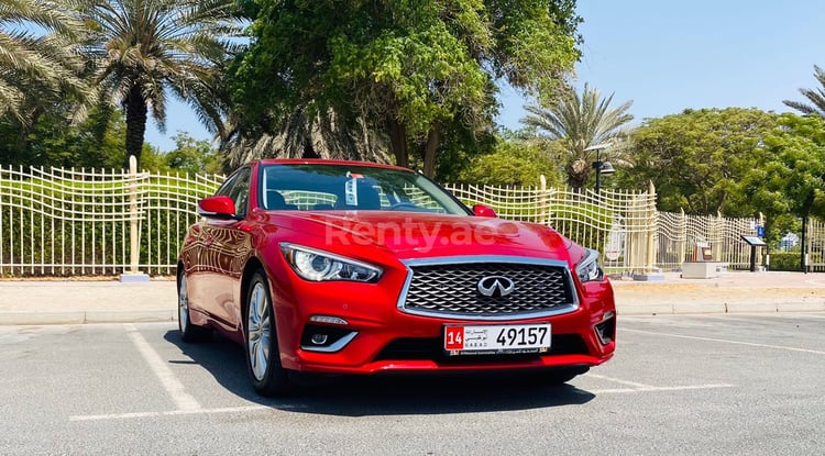 Rouge Infiniti Q Series en location à Dubai 0