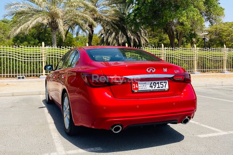 أحمر Infiniti Q Series للإيجار في دبي 5