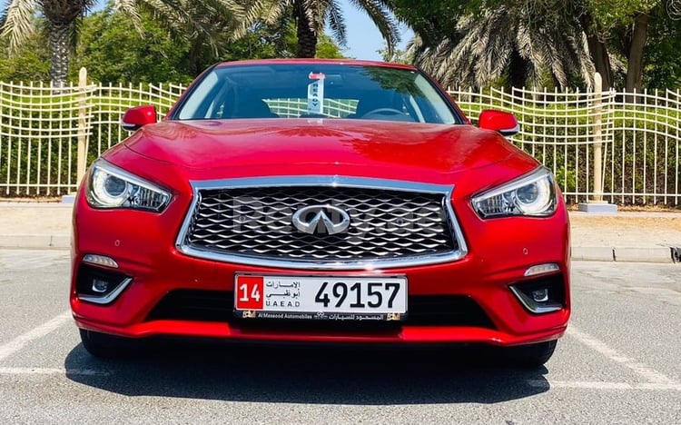 أحمر Infiniti Q Series للإيجار في أبو ظبي