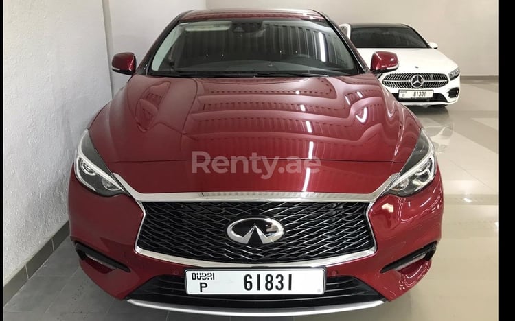 Rouge Infiniti Q30 en location à Sharjah