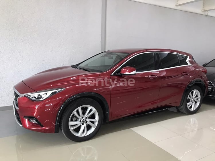 rojo Infiniti Q30 en alquiler en Dubai 0