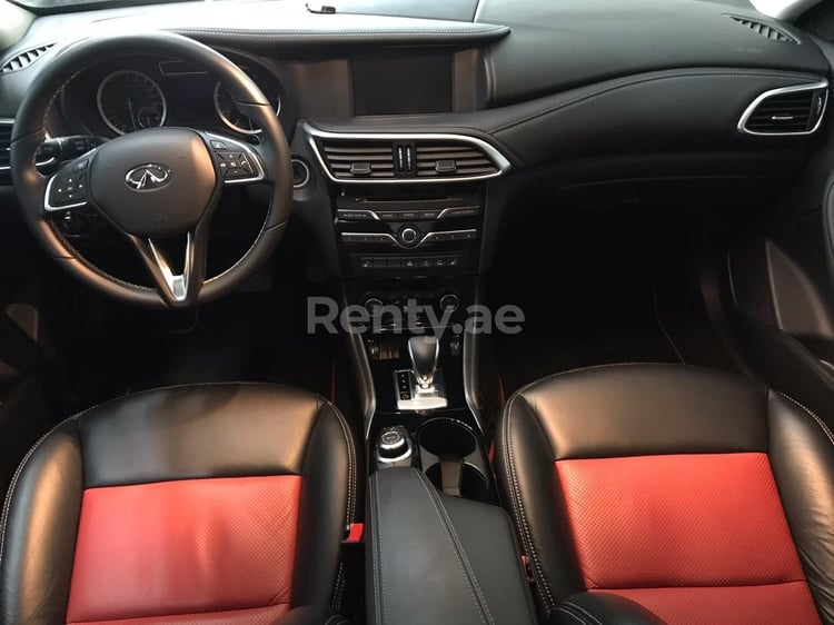 Rosso Infiniti Q30 in affitto a Sharjah 1