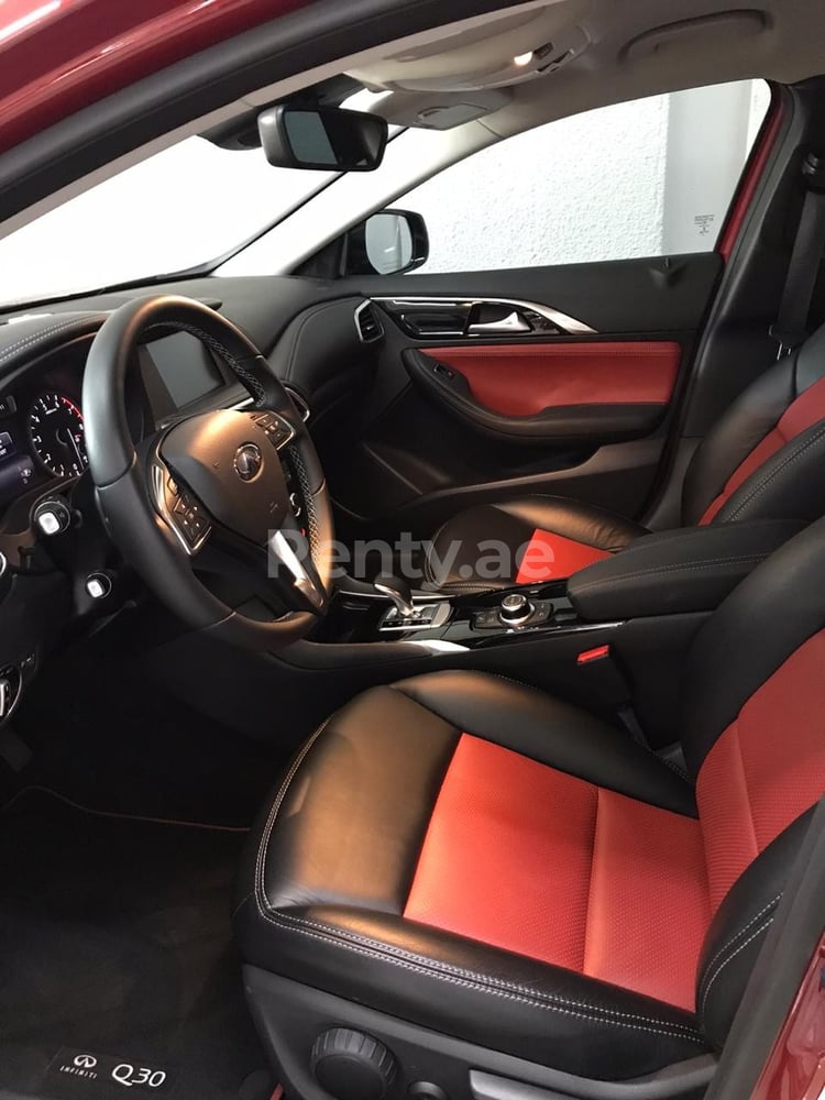 rojo Infiniti Q30 en alquiler en Abu-Dhabi 2