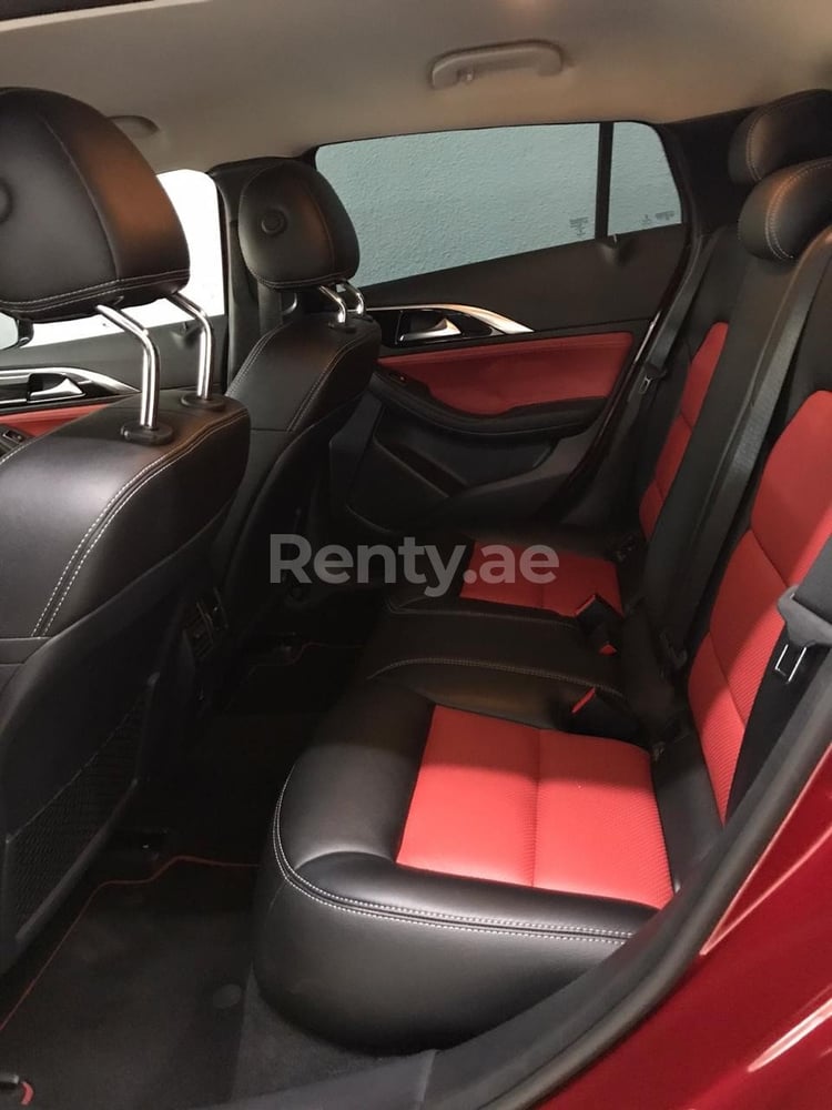 Rosso Infiniti Q30 in affitto a Dubai 3