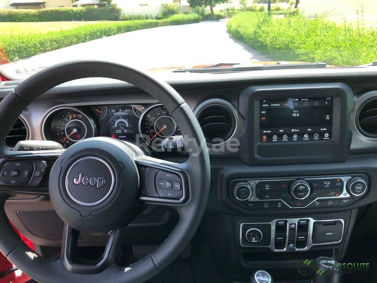 rojo Jeep Wrangler en alquiler en Abu-Dhabi 1