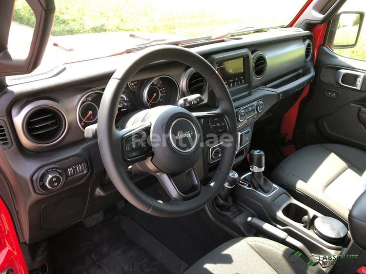 rojo Jeep Wrangler en alquiler en Sharjah 2