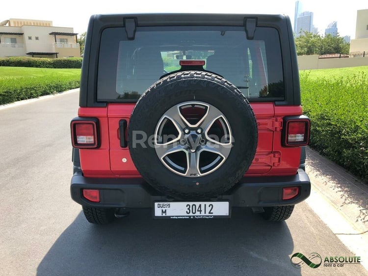 rojo Jeep Wrangler en alquiler en Dubai 3