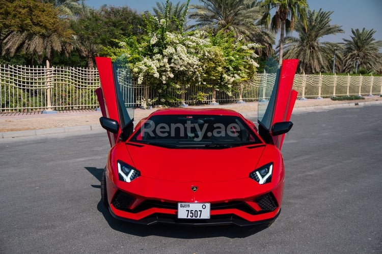 rojo Lamborghini Aventador S en alquiler en Sharjah 1