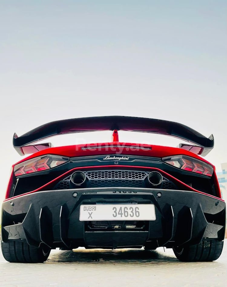 在沙迦租赁红色 Lamborghini Aventador SVJ Spyder 2