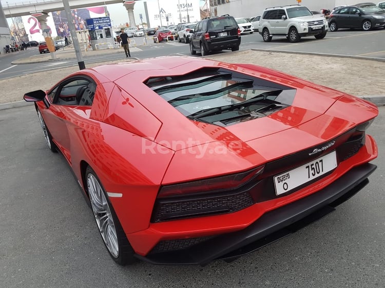 Красный Lamborghini Aventador S в аренду в Абу-Даби 2