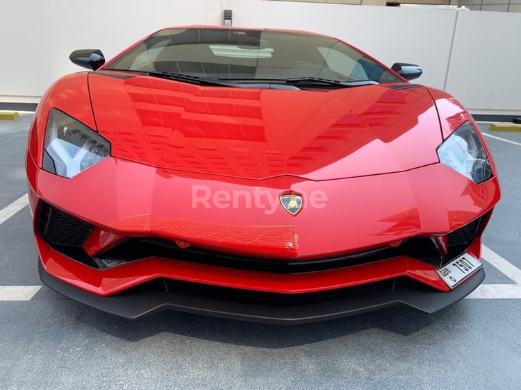 Rouge Lamborghini Aventador S en location à Dubai 3