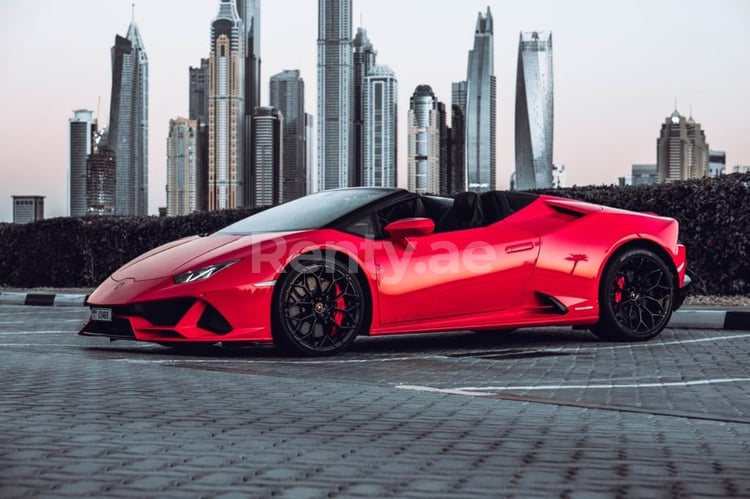 Rosso Lamborghini Evo Spyder in affitto a Dubai 3