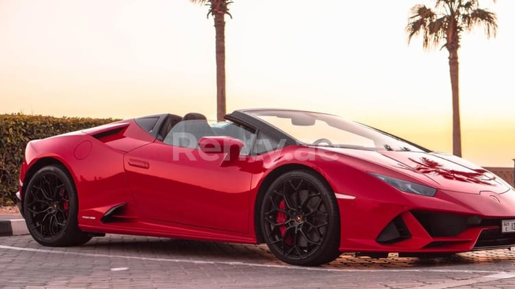 Rosso Lamborghini Evo Spyder in affitto a Dubai 6