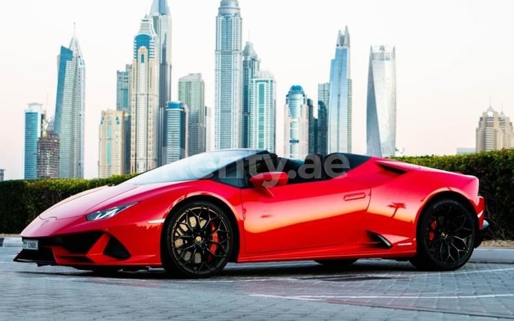 Rosso Lamborghini Evo Spyder in affitto a Dubai