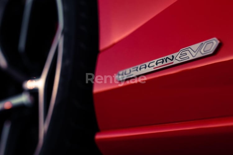 rojo Lamborghini Huracan Evo Coupe en alquiler en Dubai 1