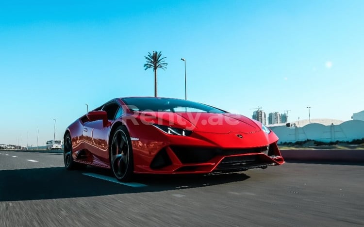 rojo Lamborghini Evo en alquiler en Dubai