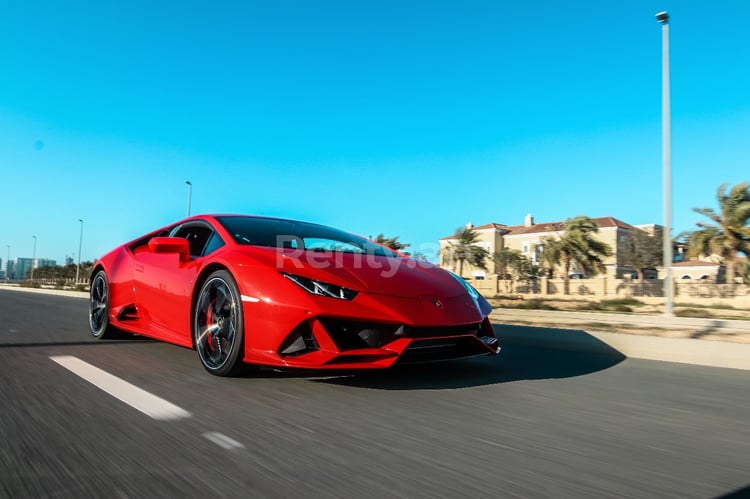 rojo Lamborghini Evo en alquiler en Dubai 1