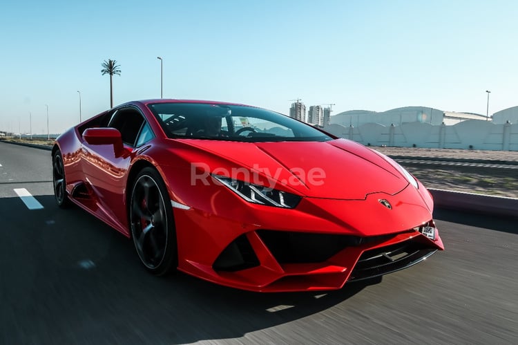 rojo Lamborghini Evo en alquiler en Dubai 2