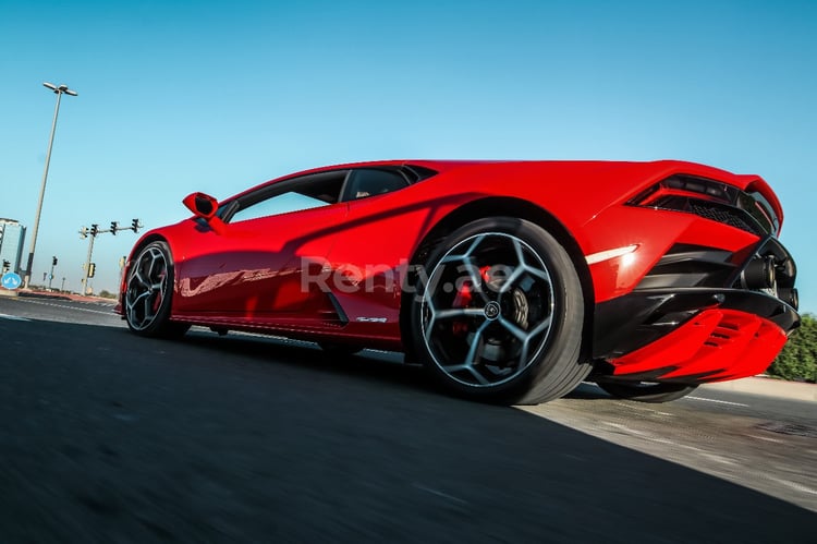 rojo Lamborghini Evo en alquiler en Dubai 3