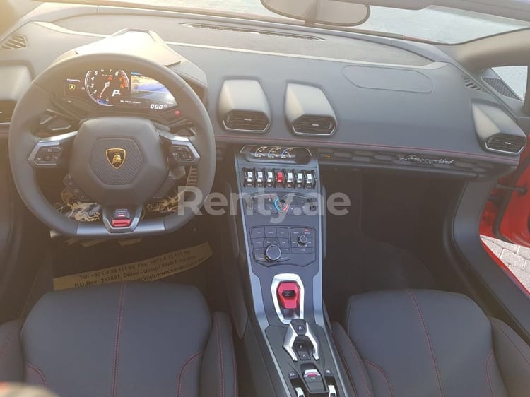 rojo Lamborghini Huracan Cabrio en alquiler en Dubai 1