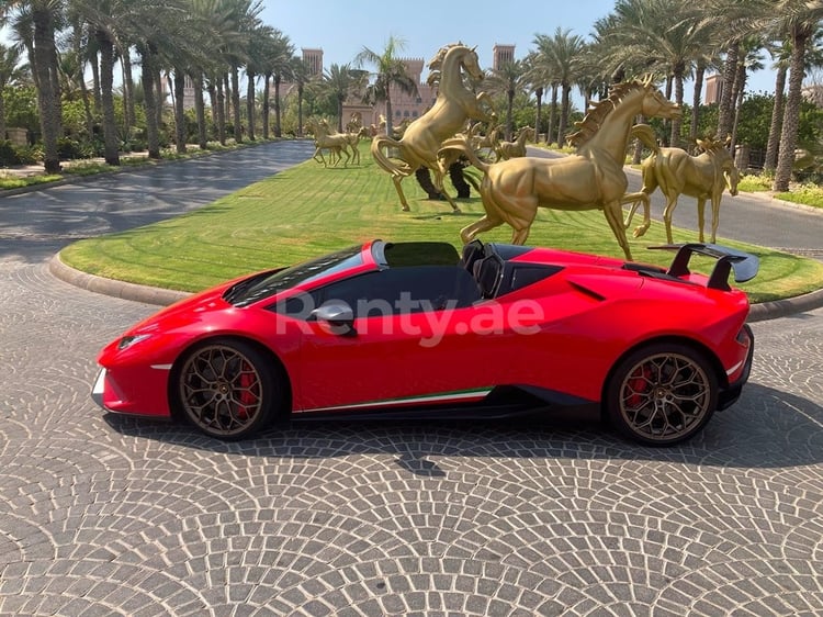 أحمر Lamborghini Huracan Performante Spyder للإيجار في دبي 2