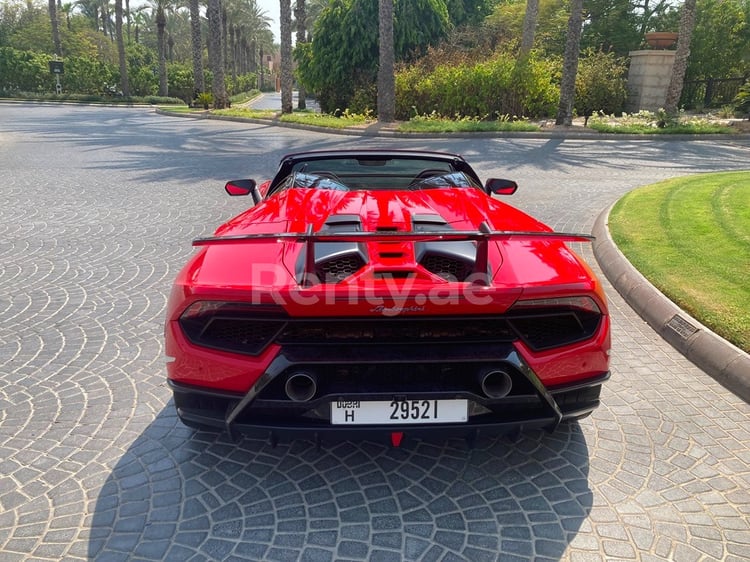 rojo Lamborghini Huracan Performante Spyder en alquiler en Abu-Dhabi 4