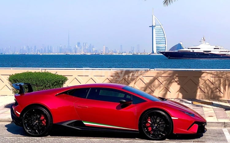 rojo Lamborghini Huracan Performante en alquiler en Dubai