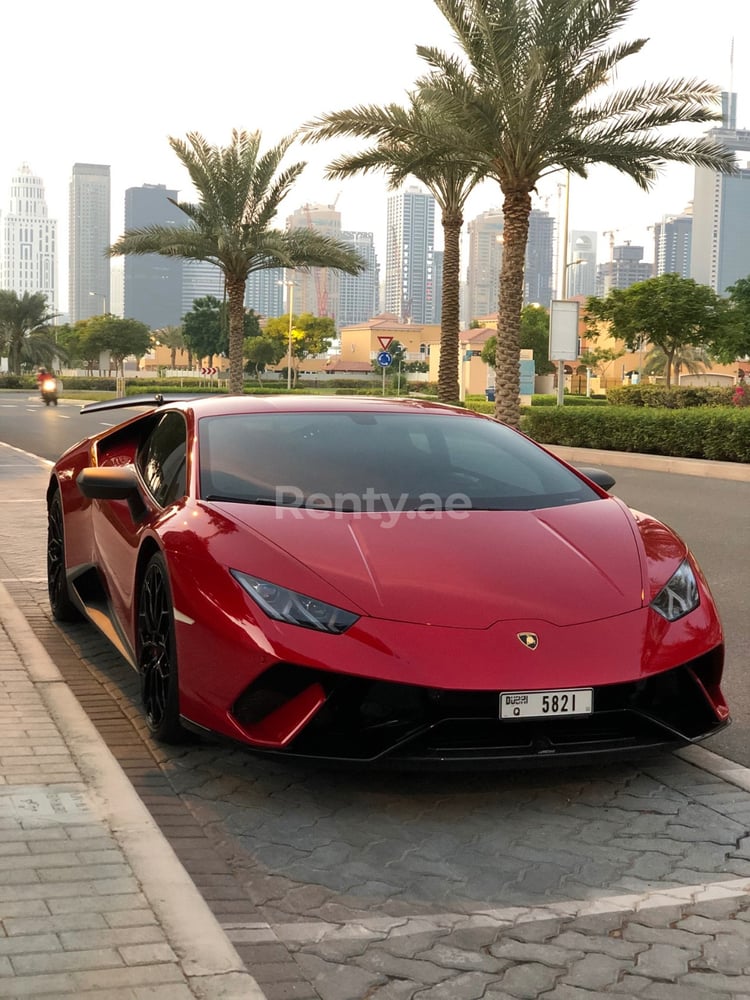 Rosso Lamborghini Huracan Performante in affitto a Dubai 2